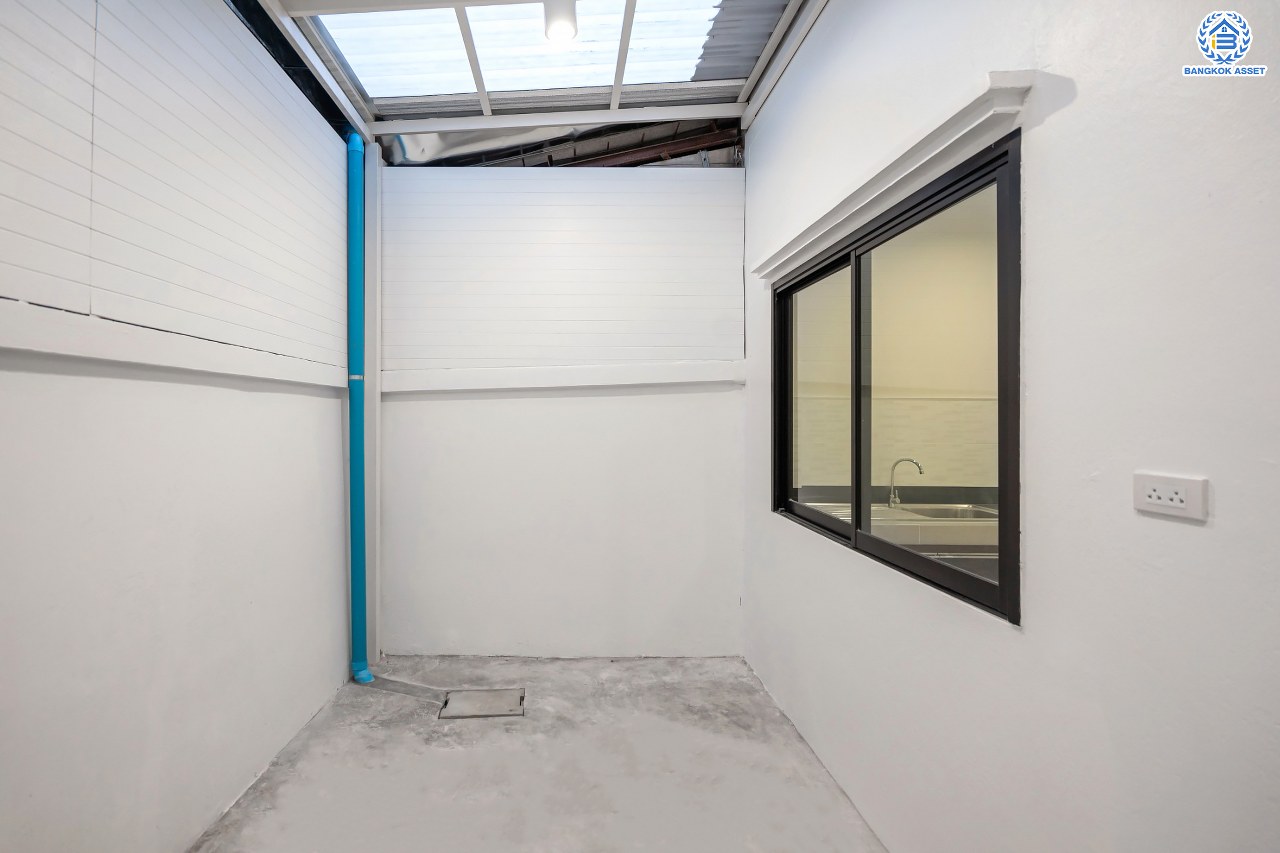 บ้านมือสองตกแต่งใหม่ ม.นาคนิวาส37 ลาดพร้าว เนื้อที่ 28 ตร.ว. ฟังก์ชัน 4 ห้องนอน 3 ห้องน้ำ 1 ที่จอดรถ พร้อม บนทำเลใจกลางเมือง! เชื่อมต่อทั้งถนนประเสริฐมนูญกิจ, เกษตร-นวมินทร์, ลาดพร้าว, รัชโยธินฯ ใกล้ทางด่วนฉลองรัช และรถไฟฟ้าสายสีน้ำเงิน "สถานีลาดพร้าว"...